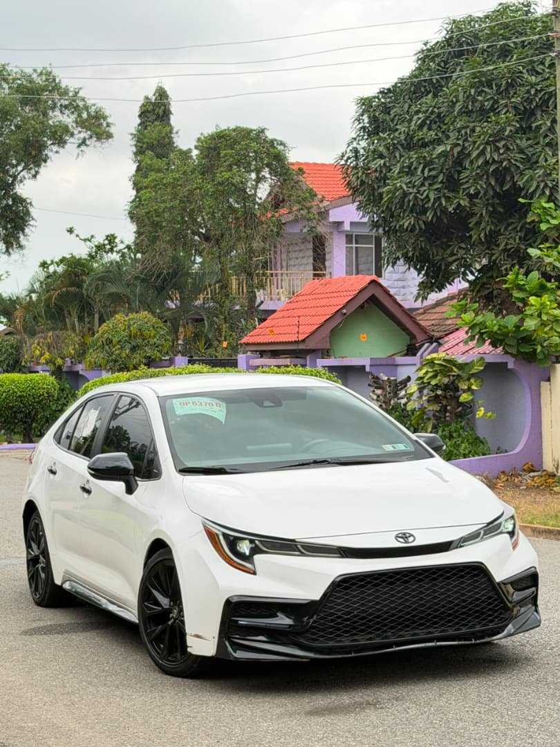 Toyota Corolla SE — white